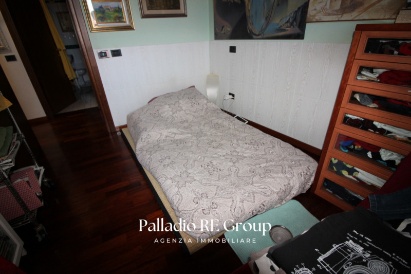 3 Camere studio 25mq 3bagni salone di 60mq e cucina separata.
Ultimo piano con ingresso diretto d...