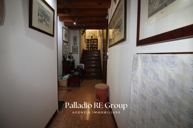 3 Camere studio 25mq 3bagni salone di 60mq e cucina separata.
Ultimo piano con ingresso diretto d...