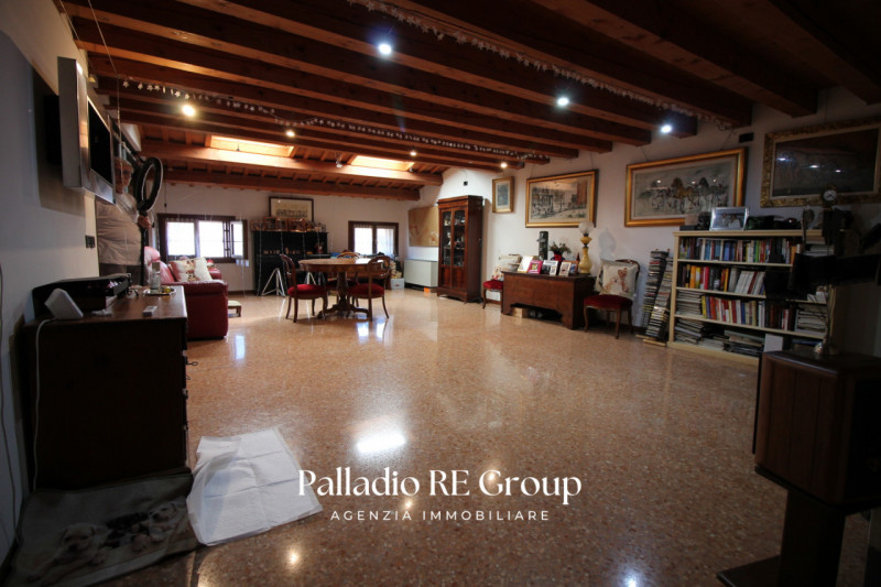 3 Camere studio 25mq 3bagni salone di 60mq e cucina separata.
Ultimo piano con ingresso diretto d...