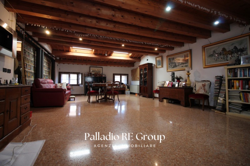 3 Camere studio 25mq 3bagni salone di 60mq e cucina separata.
Ultimo piano con ingresso diretto d...