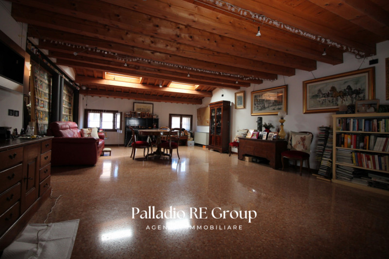 3 Camere studio 25mq 3bagni salone di 60mq e cucina separata.
Ultimo piano con ingresso diretto d...