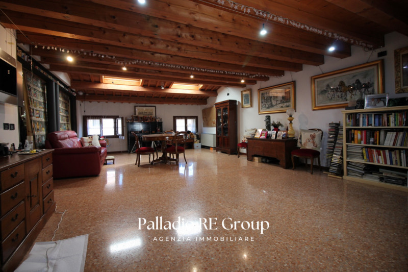 3 Camere studio 25mq 3bagni salone di 60mq e cucina separata.
Ultimo piano con ingresso diretto d...