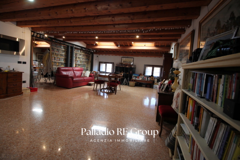 3 Camere studio 25mq 3bagni salone di 60mq e cucina separata.
Ultimo piano con ingresso diretto d...