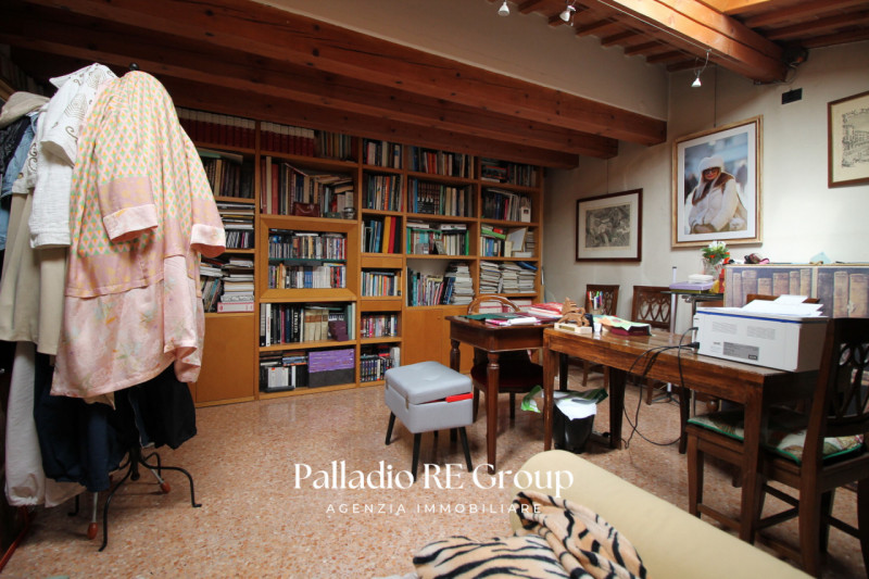 3 Camere studio 25mq 3bagni salone di 60mq e cucina separata.
Ultimo piano con ingresso diretto d...