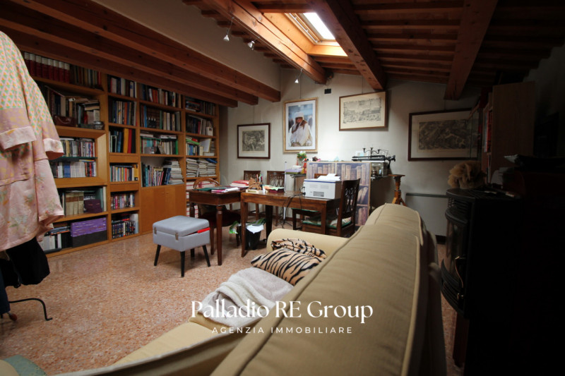 3 Camere studio 25mq 3bagni salone di 60mq e cucina separata.
Ultimo piano con ingresso diretto d...