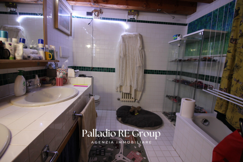 3 Camere studio 25mq 3bagni salone di 60mq e cucina separata.
Ultimo piano con ingresso diretto d...