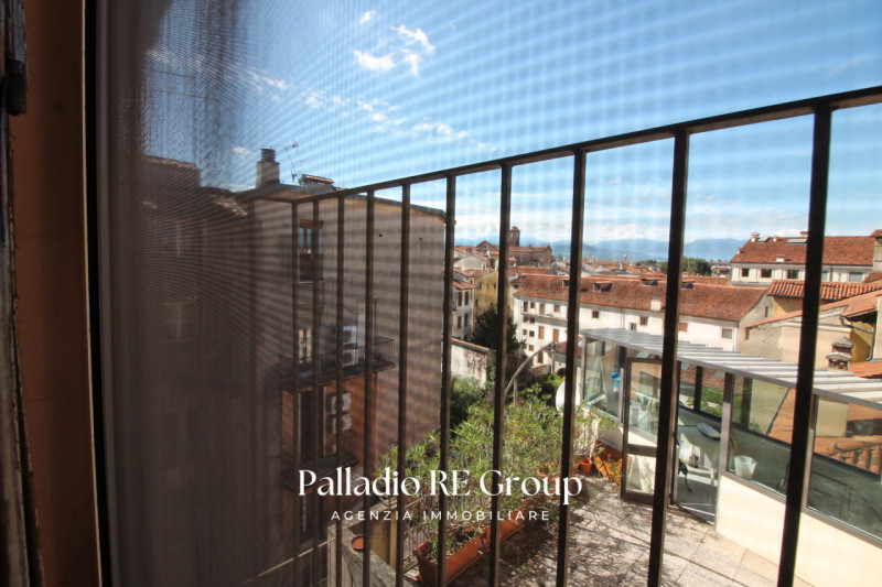 3 Camere studio 25mq 3bagni salone di 60mq e cucina separata.
Ultimo piano con ingresso diretto d...