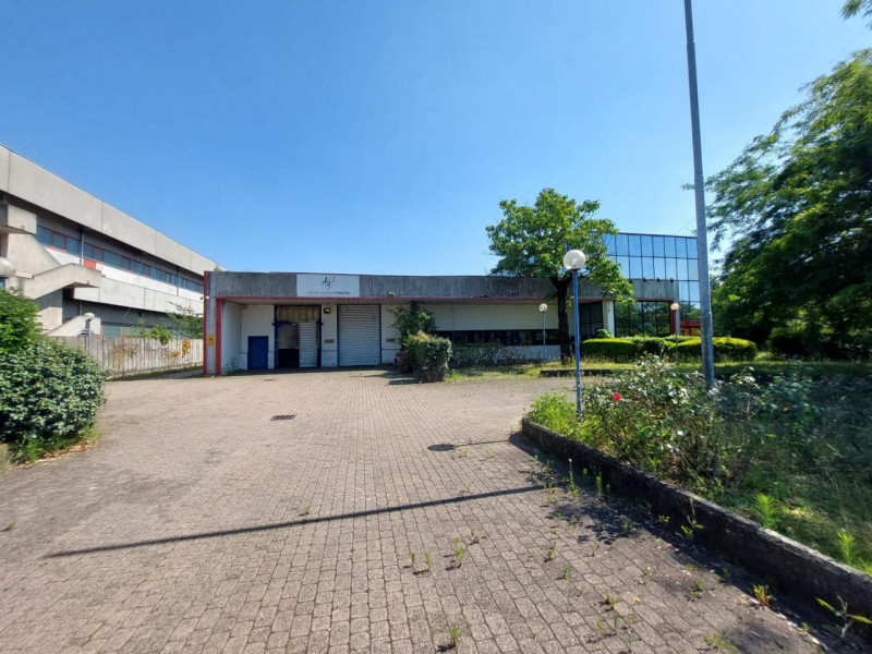Peschiera Borromeo Vendita Capannone