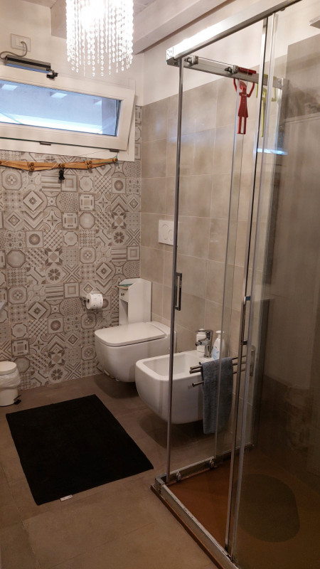 In zona centrale al quartiere proponiamo introvabile porzione di bifamiliare in orizzontale di re...