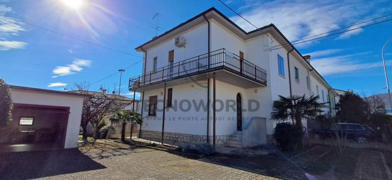 Scopri questa incantevole casa affiancata in vendita, situata nella esclusiva zona centrale di Ma...