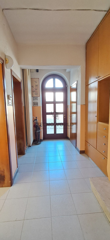 Scopri questa incantevole casa affiancata in vendita, situata nella esclusiva zona centrale di Ma...