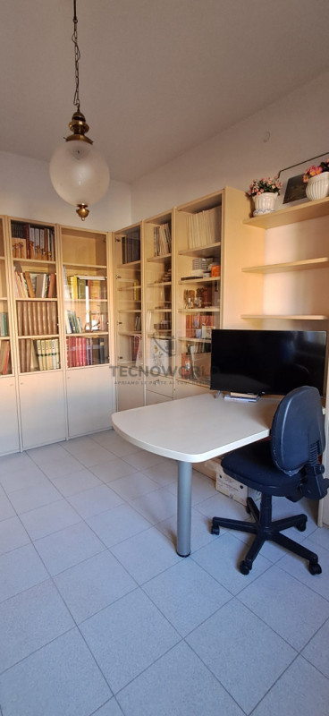 Scopri questa incantevole casa affiancata in vendita, situata nella esclusiva zona centrale di Ma...