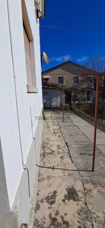 Scopri questa incantevole casa affiancata in vendita, situata nella esclusiva zona centrale di Ma...