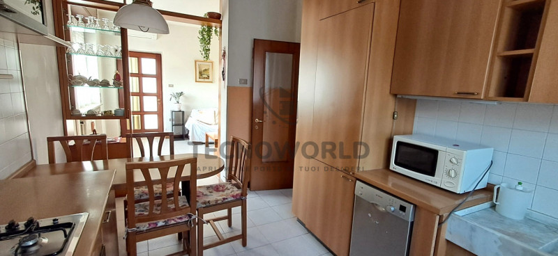 Scopri questa incantevole casa affiancata in vendita, situata nella esclusiva zona centrale di Ma...