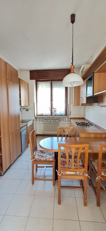 Scopri questa incantevole casa affiancata in vendita, situata nella esclusiva zona centrale di Ma...