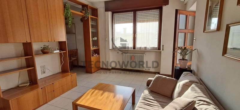 Scopri questa incantevole casa affiancata in vendita, situata nella esclusiva zona centrale di Ma...