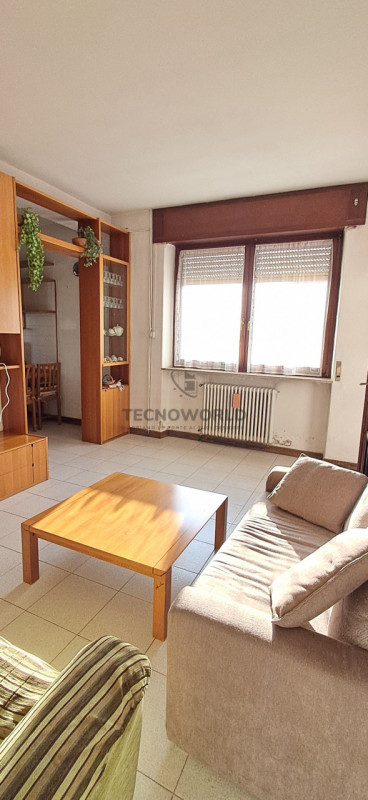 Scopri questa incantevole casa affiancata in vendita, situata nella esclusiva zona centrale di Ma...