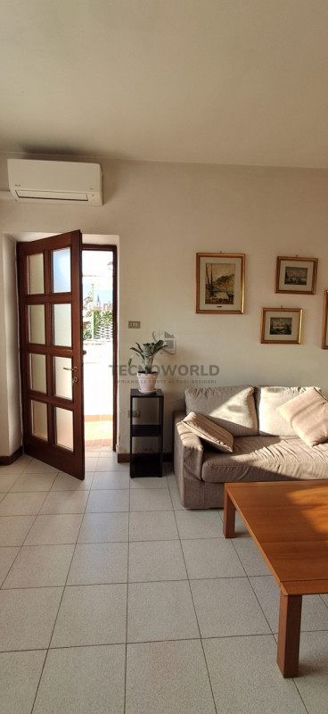 Scopri questa incantevole casa affiancata in vendita, situata nella esclusiva zona centrale di Ma...