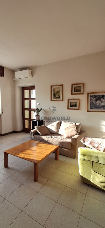 Scopri questa incantevole casa affiancata in vendita, situata nella esclusiva zona centrale di Ma...