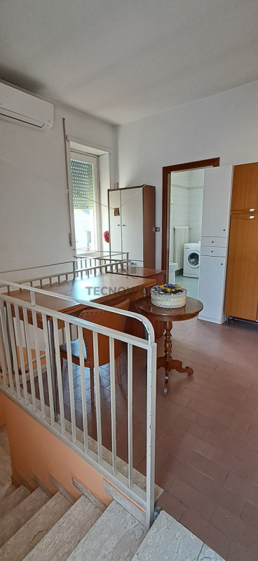 Scopri questa incantevole casa affiancata in vendita, situata nella esclusiva zona centrale di Ma...