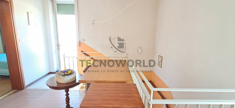 Scopri questa incantevole casa affiancata in vendita, situata nella esclusiva zona centrale di Ma...