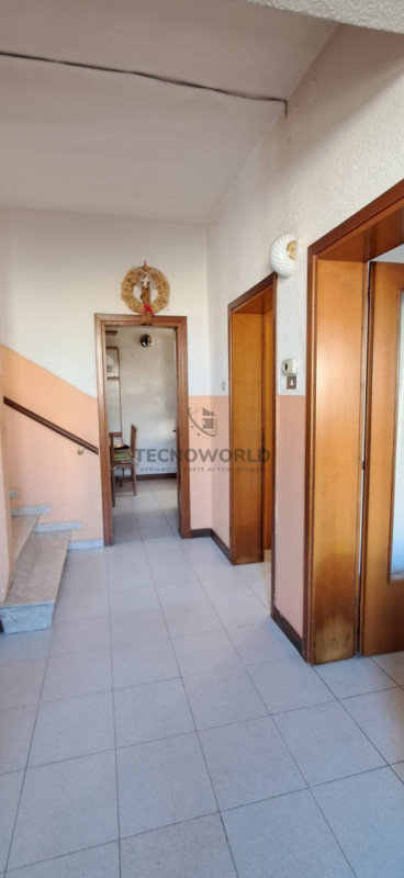 Scopri questa incantevole casa affiancata in vendita, situata nella esclusiva zona centrale di Ma...