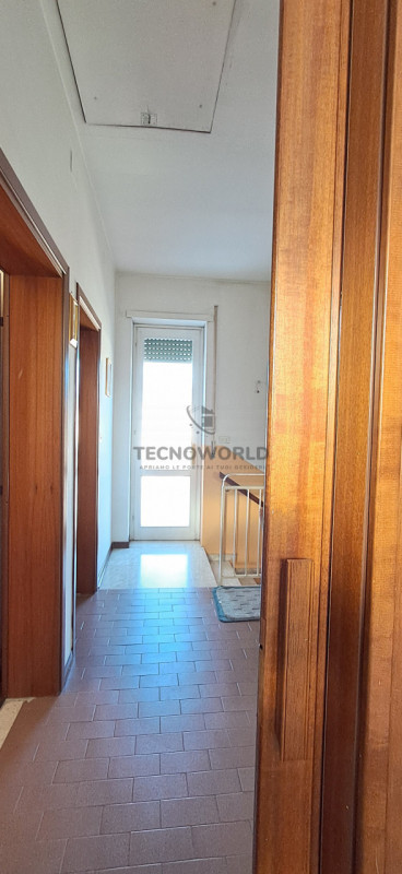 Scopri questa incantevole casa affiancata in vendita, situata nella esclusiva zona centrale di Ma...