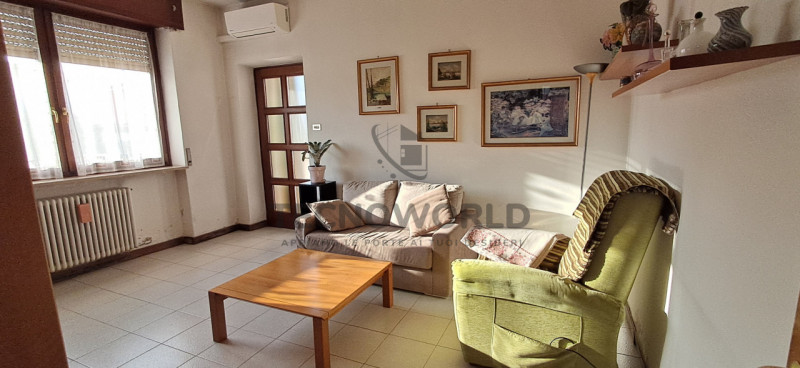 Scopri questa incantevole casa affiancata in vendita, situata nella esclusiva zona centrale di Ma...