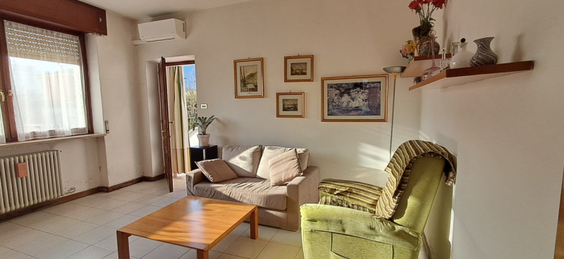 Scopri questa incantevole casa affiancata in vendita, situata nella esclusiva zona centrale di Ma...