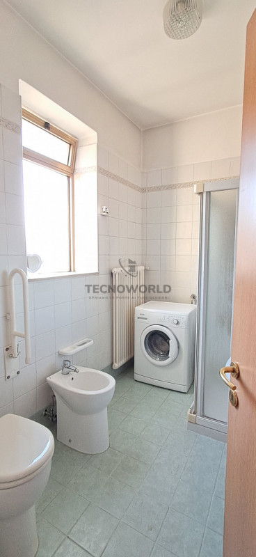 Scopri questa incantevole casa affiancata in vendita, situata nella esclusiva zona centrale di Ma...