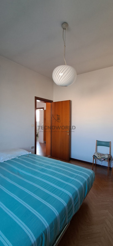 Scopri questa incantevole casa affiancata in vendita, situata nella esclusiva zona centrale di Ma...