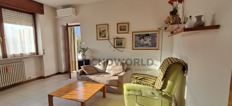 Scopri questa incantevole casa affiancata in vendita, situata nella esclusiva zona centrale di Ma...