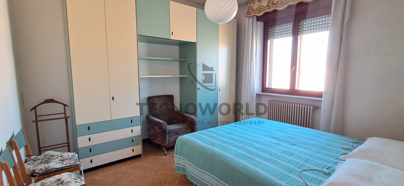 Scopri questa incantevole casa affiancata in vendita, situata nella esclusiva zona centrale di Ma...