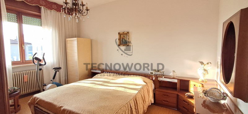 Scopri questa incantevole casa affiancata in vendita, situata nella esclusiva zona centrale di Ma...