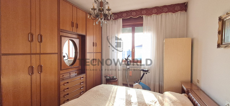 Scopri questa incantevole casa affiancata in vendita, situata nella esclusiva zona centrale di Ma...