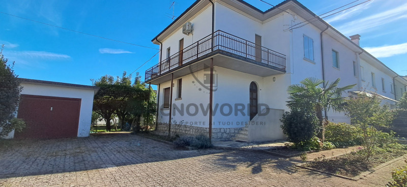 Scopri questa incantevole casa affiancata in vendita, situata nella esclusiva zona centrale di Ma...