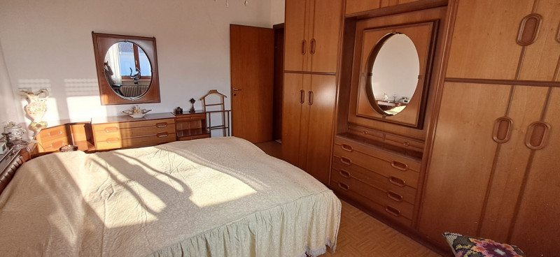 Scopri questa incantevole casa affiancata in vendita, situata nella esclusiva zona centrale di Ma...