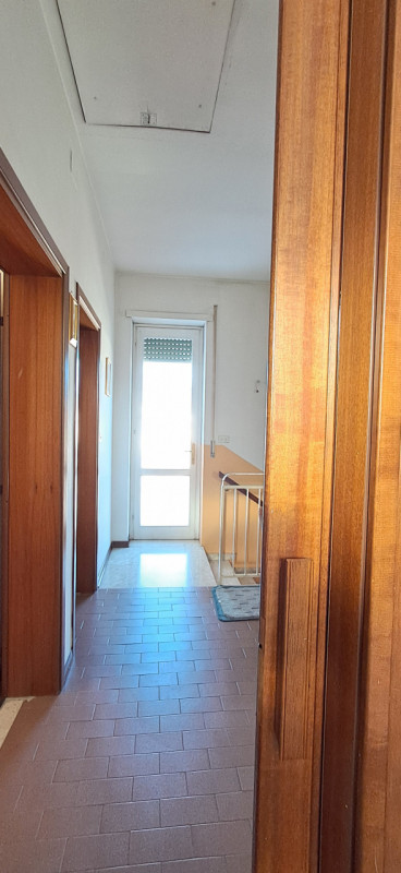 Scopri questa incantevole casa affiancata in vendita, situata nella esclusiva zona centrale di Ma...