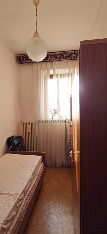 Scopri questa incantevole casa affiancata in vendita, situata nella esclusiva zona centrale di Ma...