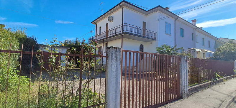 Scopri questa incantevole casa affiancata in vendita, situata nella esclusiva zona centrale di Ma...