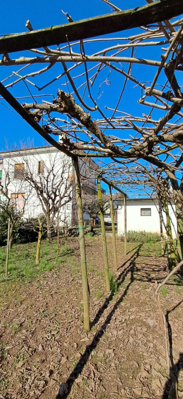 Scopri questa incantevole casa affiancata in vendita, situata nella esclusiva zona centrale di Ma...