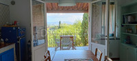 Terratetto centrale con terrazza panoramica e giardino, collina palaia, pisa, toscana