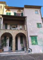 Terratetto centrale con terrazza panoramica e giardino, collina palaia, pisa, toscana