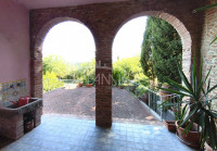Terratetto centrale con terrazza panoramica e giardino, collina palaia, pisa, toscana