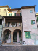 Terratetto centrale con terrazza panoramica e giardino, collina palaia, pisa, toscana