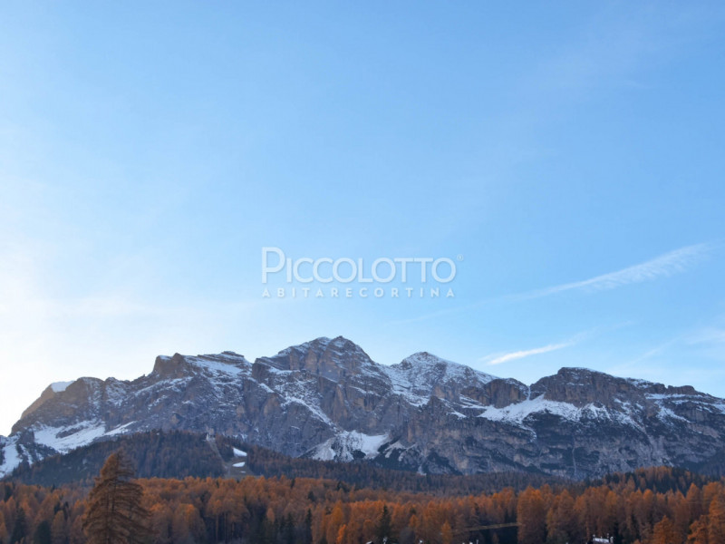 Rif. A5352 - Scopri il fascino di vivere in uno dei luoghi più iconici delle Dolomiti. Situato ne...