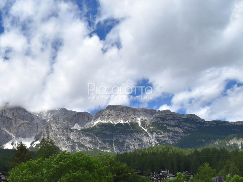 Rif. A5352 - Scopri il fascino di vivere in uno dei luoghi più iconici delle Dolomiti. Situato ne...