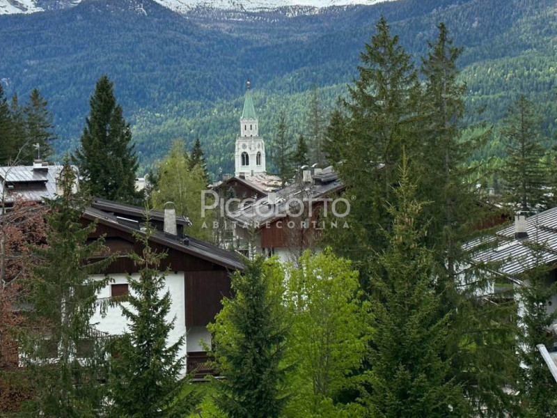 Rif. A5352 - Scopri il fascino di vivere in uno dei luoghi più iconici delle Dolomiti. Situato ne...