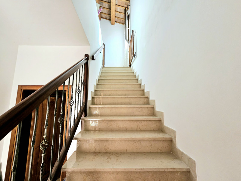 Proponiamo in vendita, nel centro di Villa Estense, appartamento su due livelli all'interno di un...