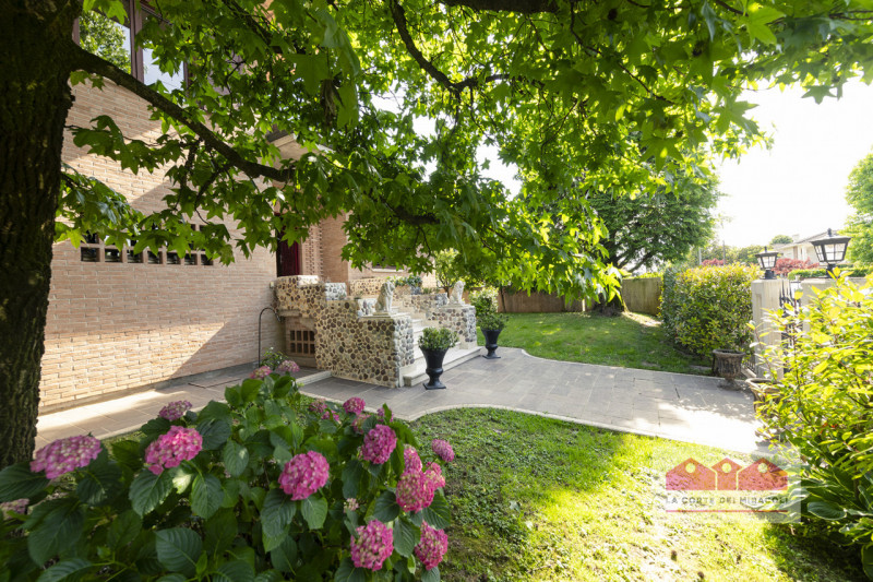 CALDOGNO: PROPONIAMO IN VENDITA UNA SPLENDIDA VILLA SINGOLA, RISTRUTTURATA E CURATA NEI MINIMI DE...